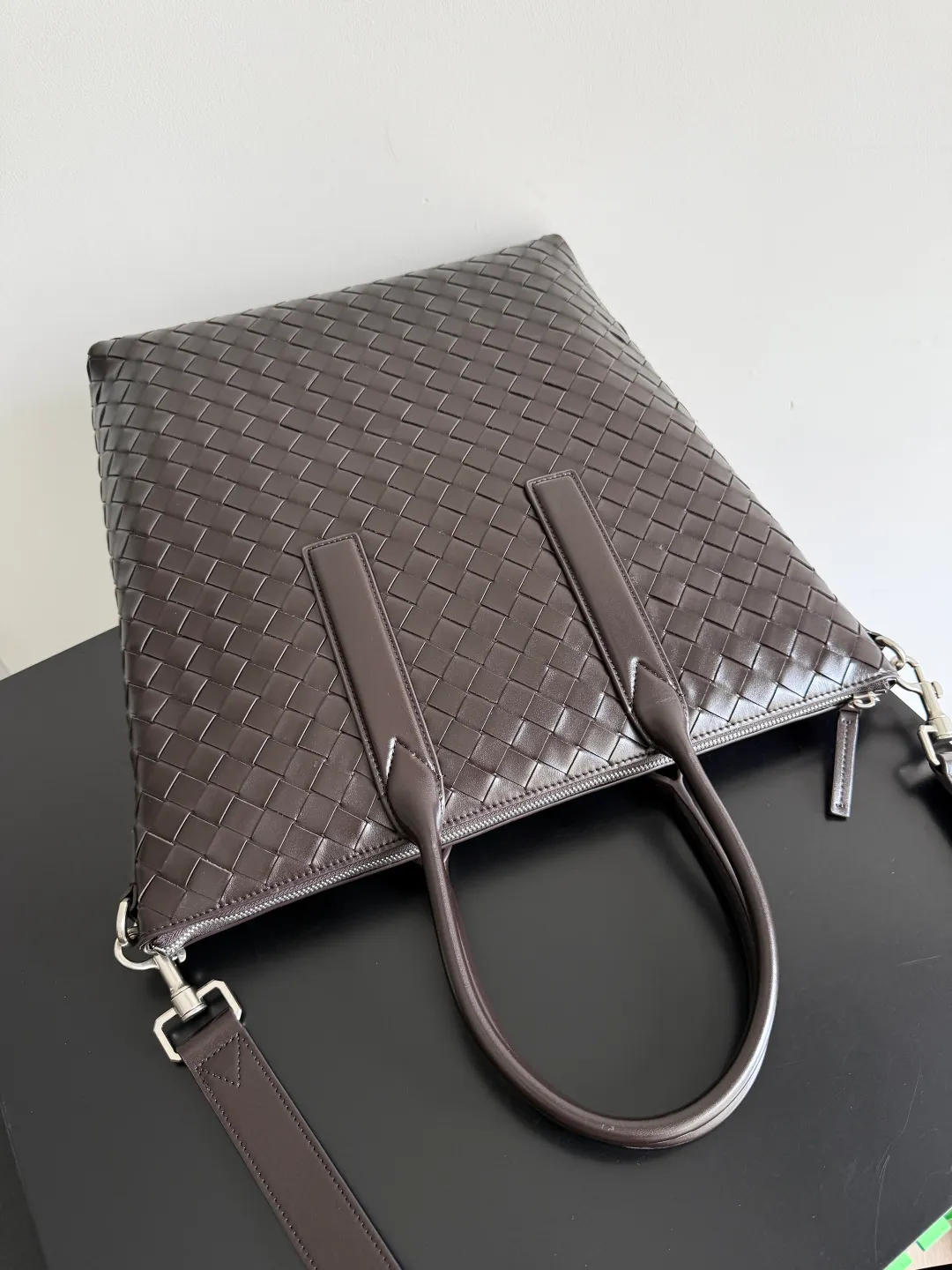 Batch 2520 BOTTEGA VENETA Bottega Veneta's 2025 new men's Intrecciato woven soft briefcase, the advanced version of the briefcase is officially launched. The classic calfskin weave has a gentle and generous style, which not only reduces the seriousness of work but also reflects taste. The large-capacity design takes into account the need of many men to go out to work, reducing the trouble of carrying multiple bags when going out. Small items such as computers and pens are all stored at once. The bag body is equipped with detachable shoulder straps on both sides, so one bag can be carried multiple times, reducing the burden on shoulders. Style number: 815783 Size: 39*33.5*8.5cm